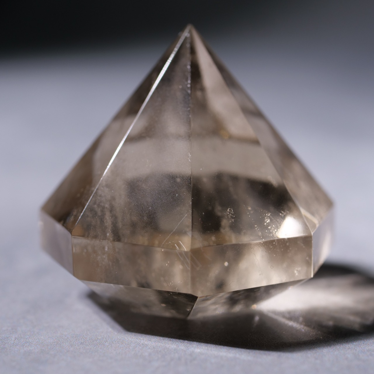 スモーキークォーツ【ダイアモンドカット】/ 彫刻