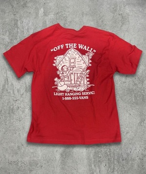 日本未発売【VANS USA】 "Light Hanging Service" グラフィックTシャツ（レッド）
