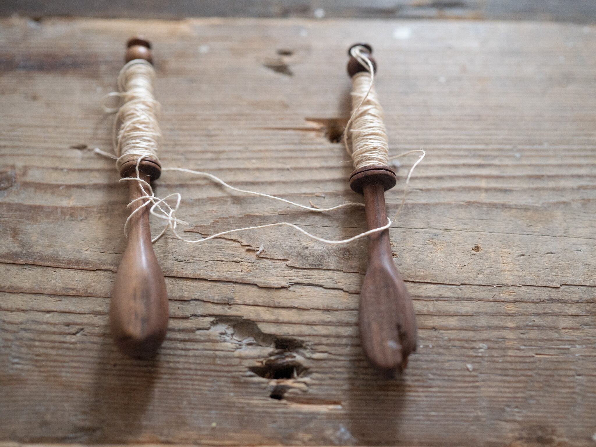 雰囲気のある古い糸巻き2本セット(糸つき) フレンチアンティーク