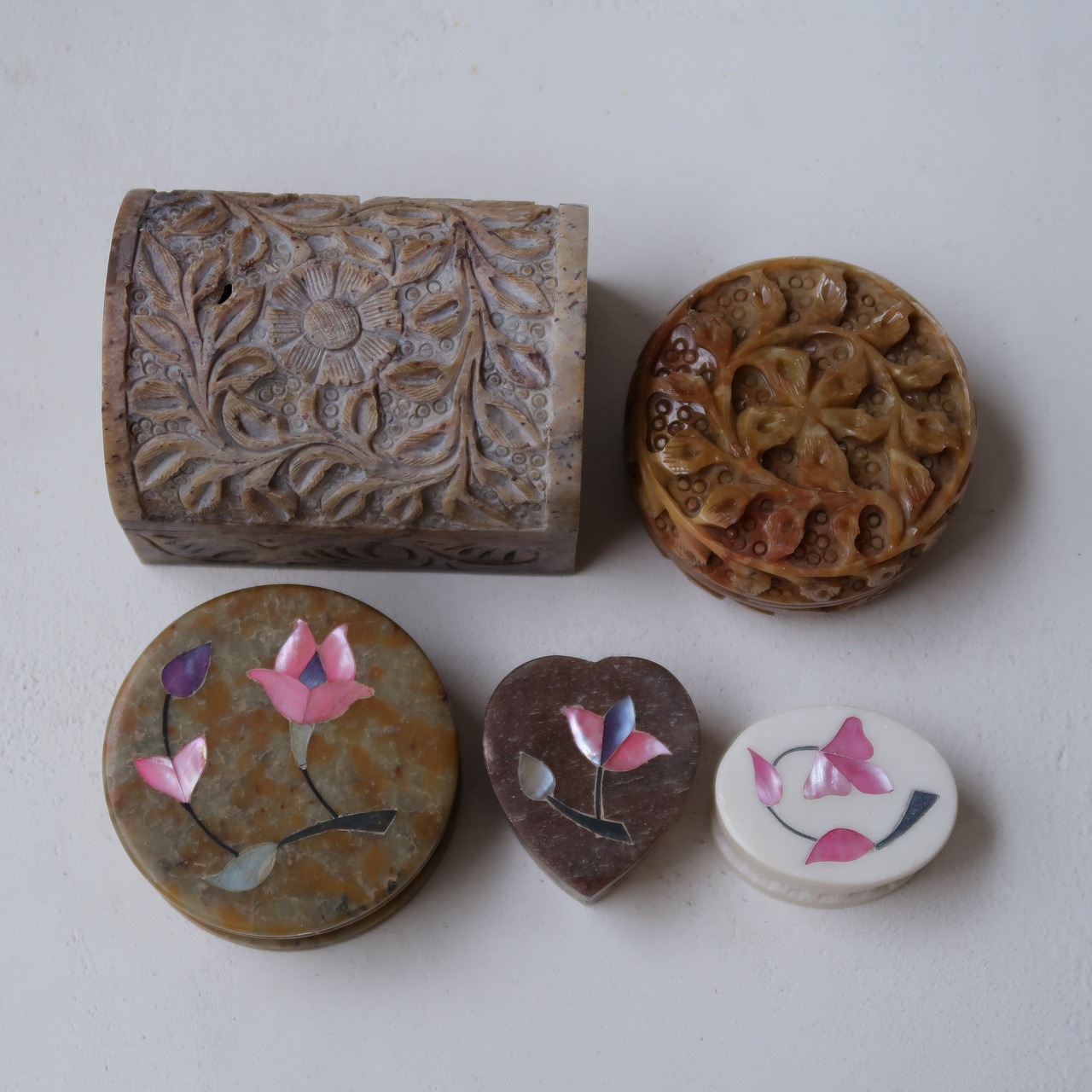 草花の丸いジュエリーボックス