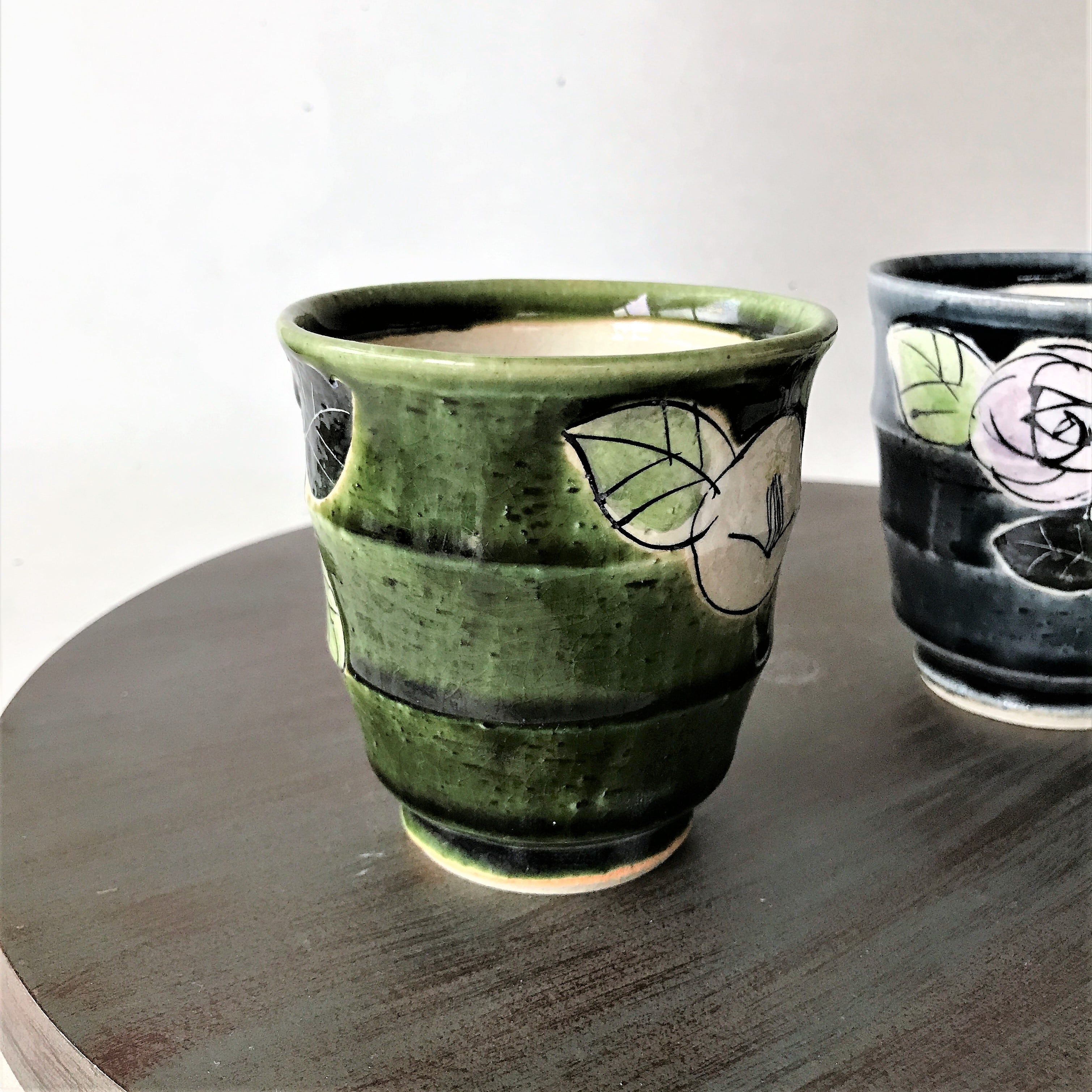 お湯呑み　藍ばらと織部黒椿