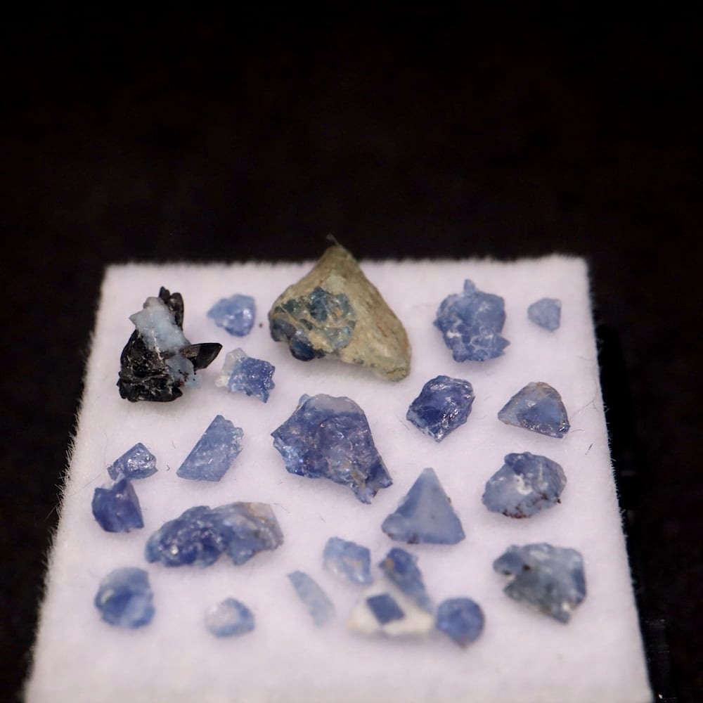 ベニトアイト ベニト石 結晶 BN283 鉱物 天然石 原石 宝石