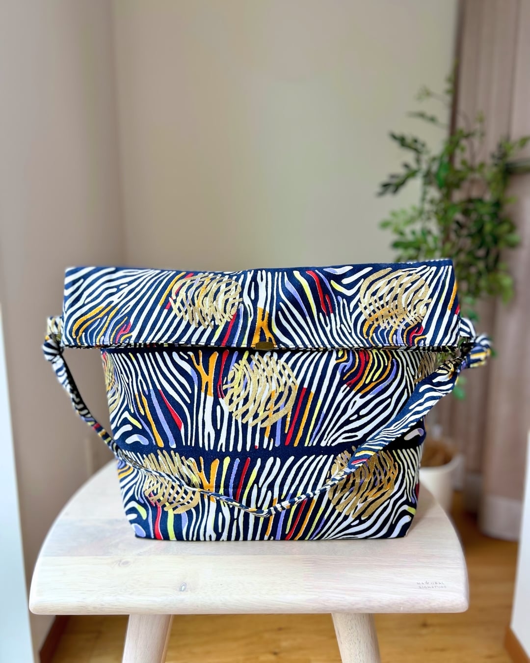 ロールトップ肩掛けバッグ【大】ゼブラ ネイビー（日本縫製