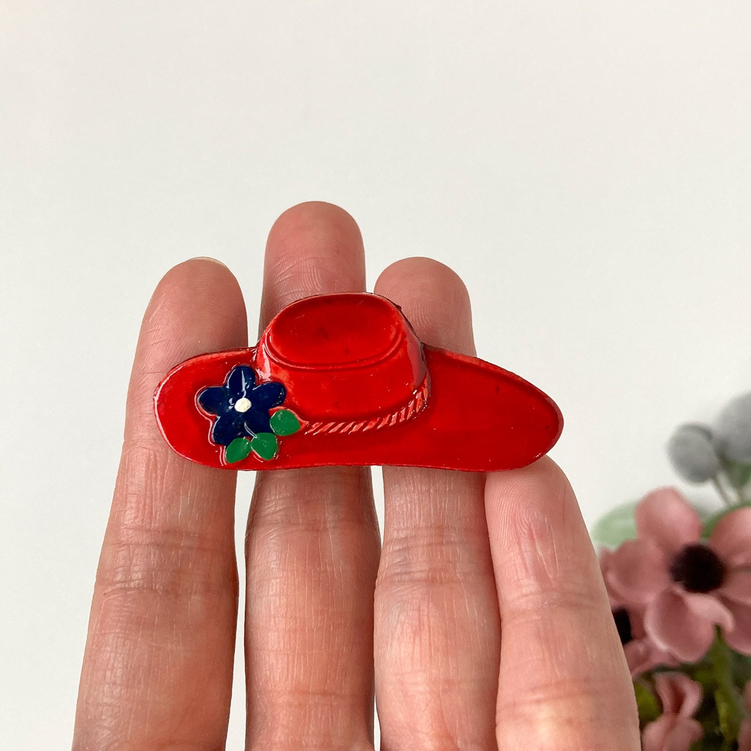 お花のついた赤いハットのヴィンテージブローチ | Dua-アクセサリー