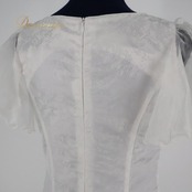 フラダンス 衣装 ワンピース ドレス ホワイト系 マカマカ シンプル MakaMaka フラ ダンス 光沢 アシンメトリー 綺麗系 真っ白 ハワイアン アロハ 高級感 爽やか 明るい オーガンジー フリル レディース