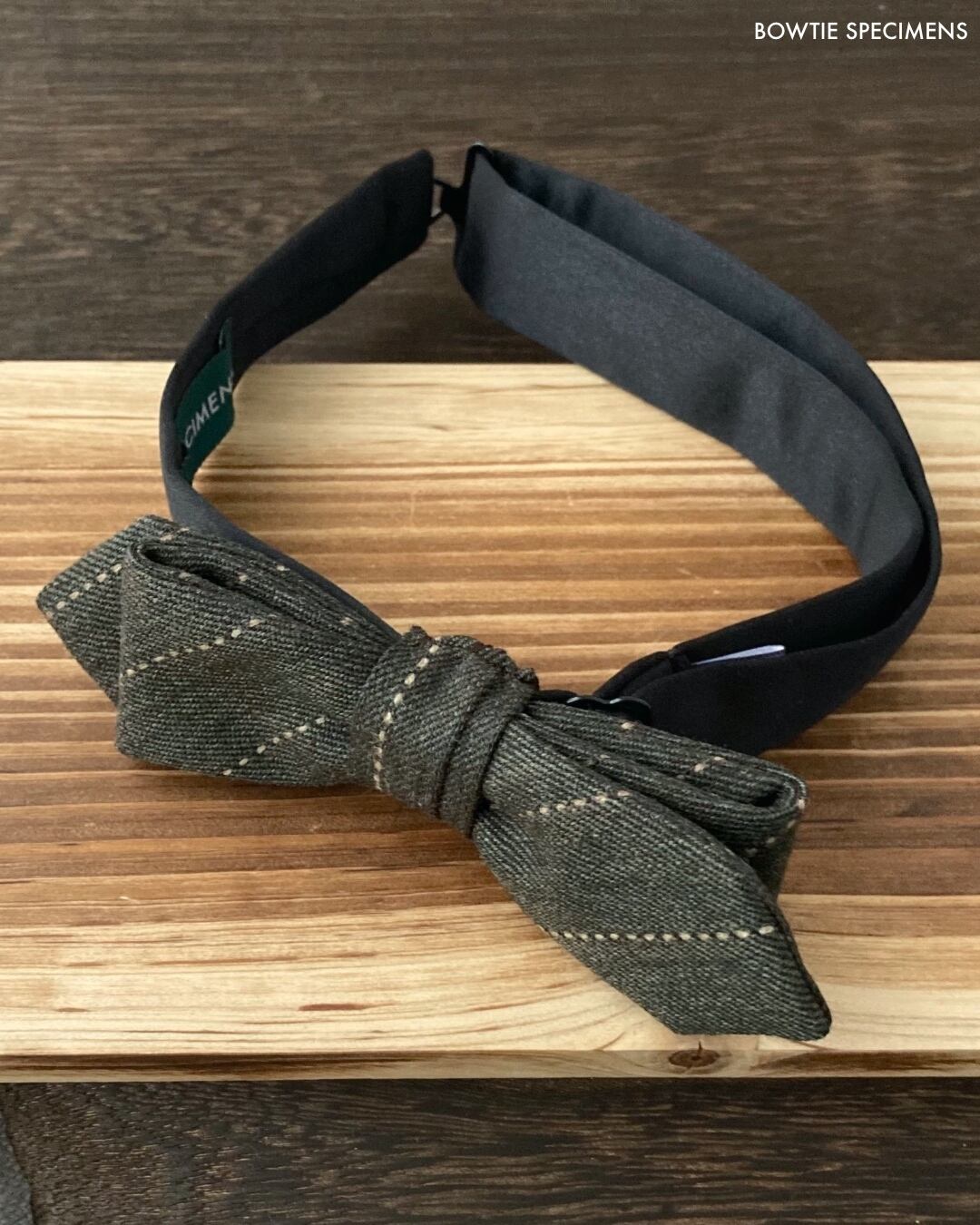 ナローポインテッドエンド形 蝶ネクタイ(ダークオリーブ/ストライプ) | カジュアル 細めタイプ