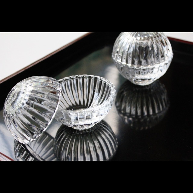 #111 ガラス菊割　球型ミニ蓋物