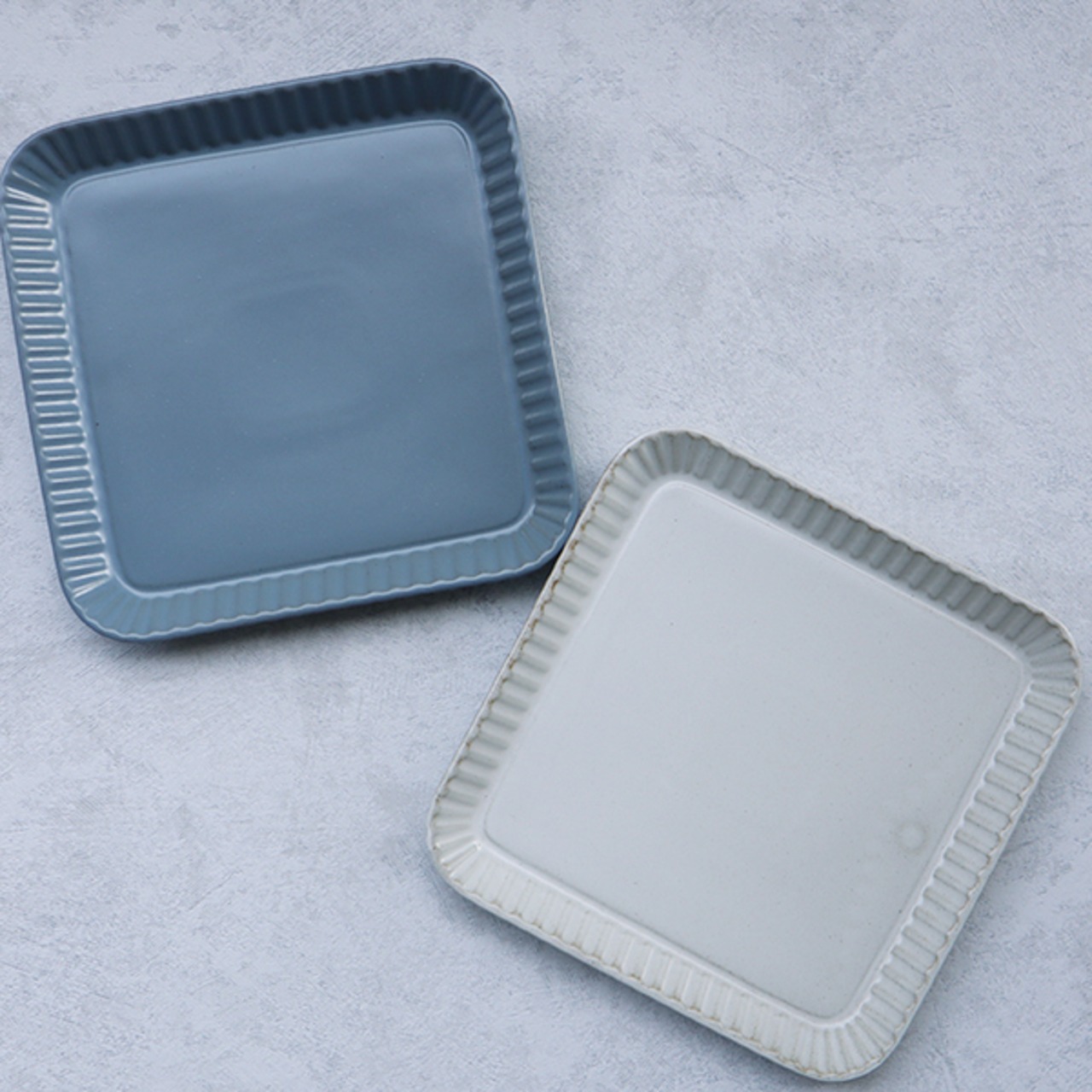 波佐見焼　プリーツ　盛皿（L)（白・青）