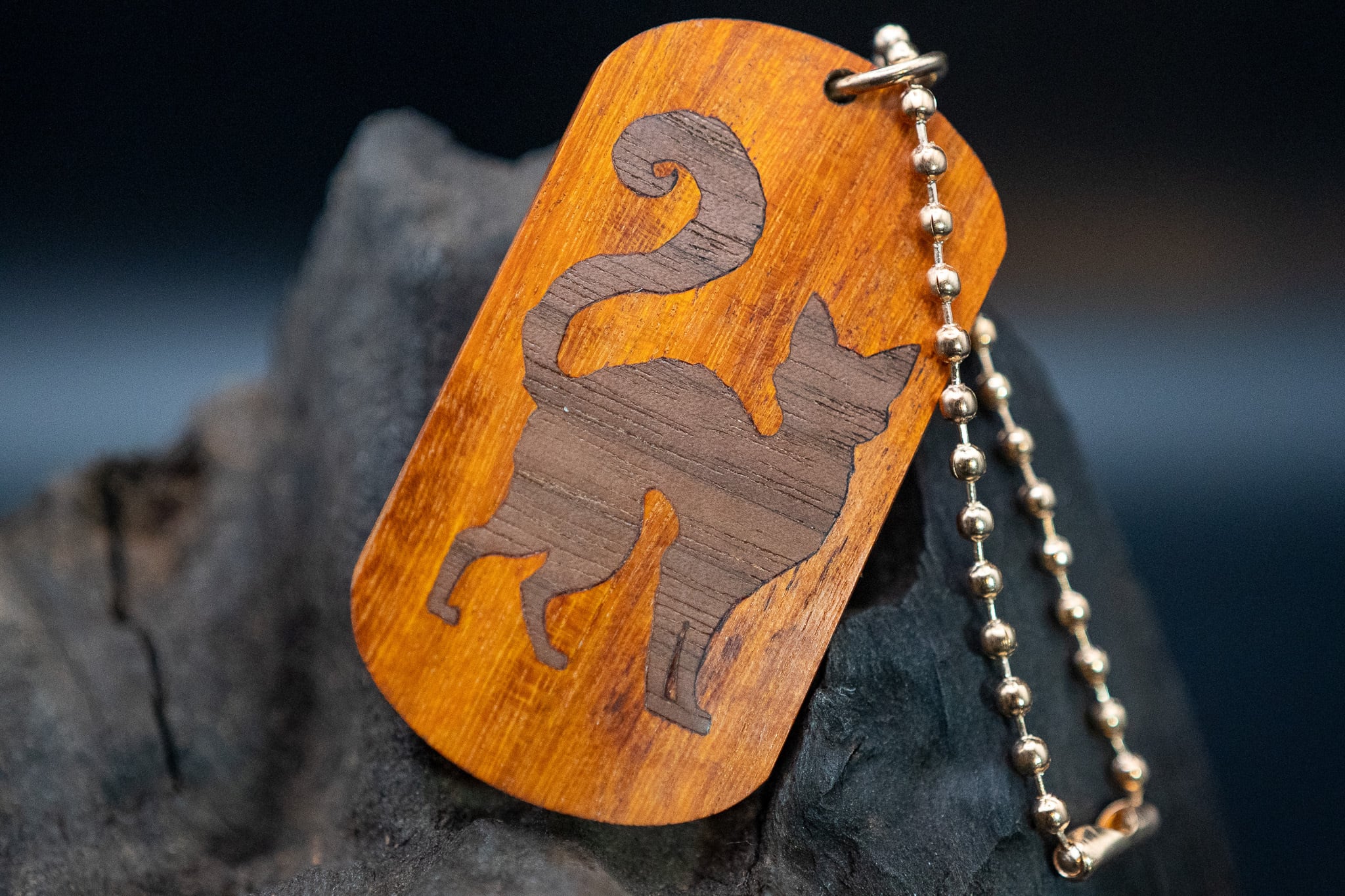 【染色と音楽の源】フェルナンブーコ ドッグタグ 象嵌 探る視線