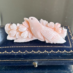 Vintage  薄桃サンゴカービング　桜にヒヨドリのブローチ