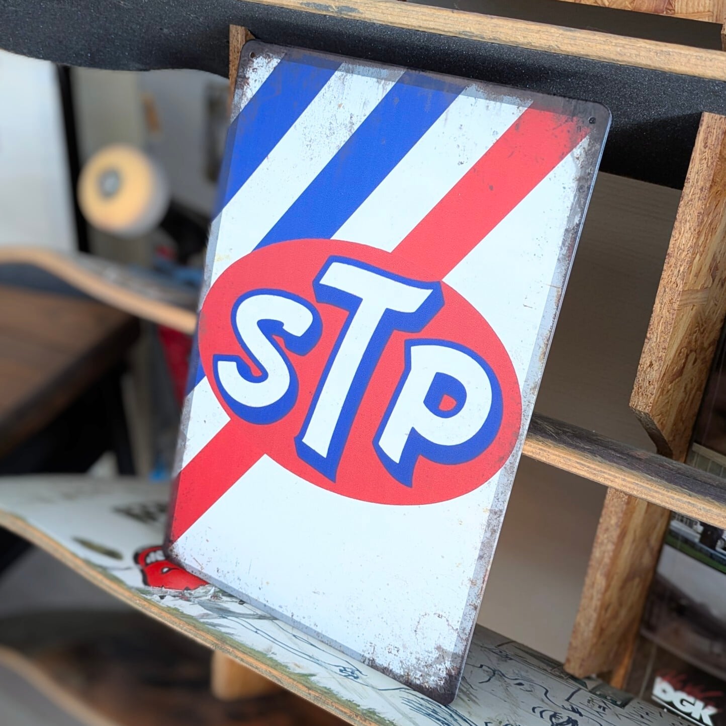 送料無料!ちょうどいいブリキ看板 【 STP Scientifically Treated Petroleum ) 】METAL SIGN / メタルサイン / ブリキ看板 / サインボード / ビンテージ加工〚アメリカン雑貨 アメトイ〛