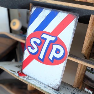 送料無料!ちょうどいいブリキ看板 【 STP Scientifically Treated Petroleum ) 】METAL SIGN / メタルサイン / ブリキ看板 / サインボード / ビンテージ加工〚アメリカン雑貨 アメトイ〛