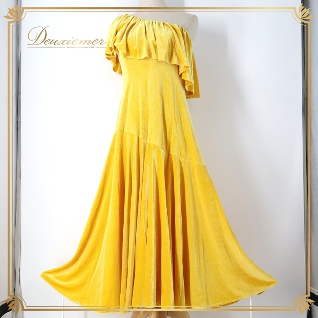 フラダンス 衣装 ワンピース ドレス イエロー系 ブルーヘブンカンパニー ベロア 無地 黄 BLUE HEAVEN COMPANY ワンショルダー 光沢感 高級感 ハワイアン アロハ フラ ダンス レッスン 練習 華やか 鮮やか かわいい おしゃれ 上品 大人っぽい フラダンス衣装 高級 フラドレス カラフル衣装 イエロー ワンピースドレス ステージ衣装 パーティー衣装 上品さのあるデザイン 舞台用衣装 輝く光沢 華やかなスタイル おしゃれなデザイン フェスティバル用衣装