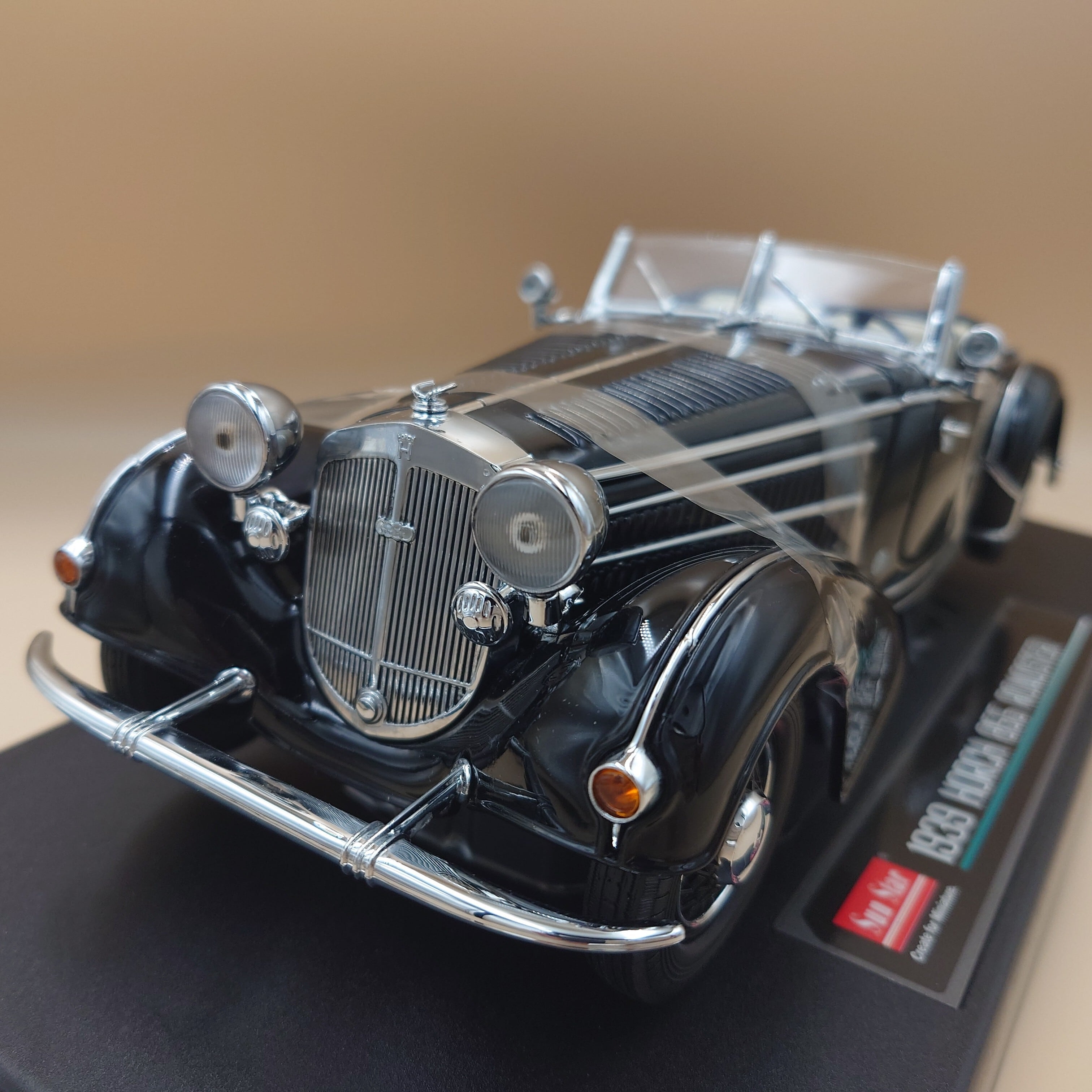 1/18 ラーダ ニーヴァ V LADA 1980 レッド ソリド製ダイキャスト製
