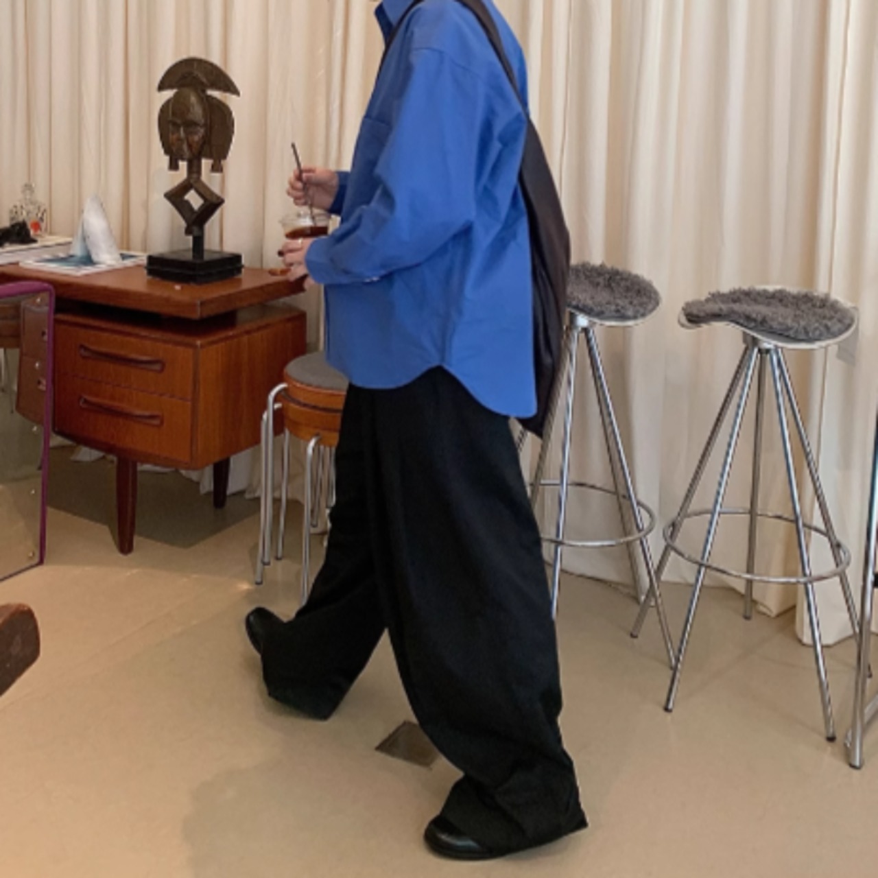 シンプルモダンブルーシャツ　0823