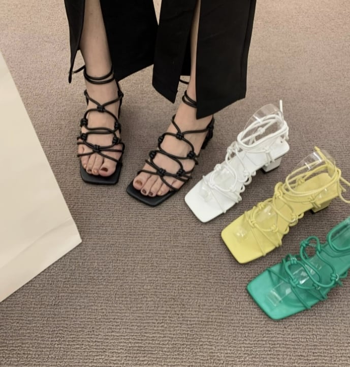 靴 サンダル レディースサンダル ハイヒール 5cmヒール 太ヒール チャンキーヒール スクエアトゥ ストラップ かわいい 大人可愛い きれいめ シンプル カジュアル 大人 上品 おしゃれ お洒落 キュート ガーリー 大人っぽい ラフ ルーズ 個性的 モード系 抜け感 無地 春 夏 10代 20代 レディース 女性用 学生 デート お出かけ 休日 アウトドア リゾート 旅行 海 プール デイリー 普段使い ホワイト ブラック グリーン イエロー