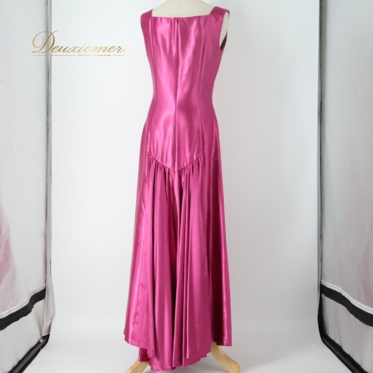 フラダンス 衣装 ワンピース ドレス ピンク系 サテン 華やか 鮮やか 光沢 高級感 かわいい おしゃれ 上品 大人っぽい ハワイアン アロハ フラ ダンス レッスン 練習 ノースリーブ フレアスカート さわやか パーティー かわいらしい きれい 大人用 ゴージャス