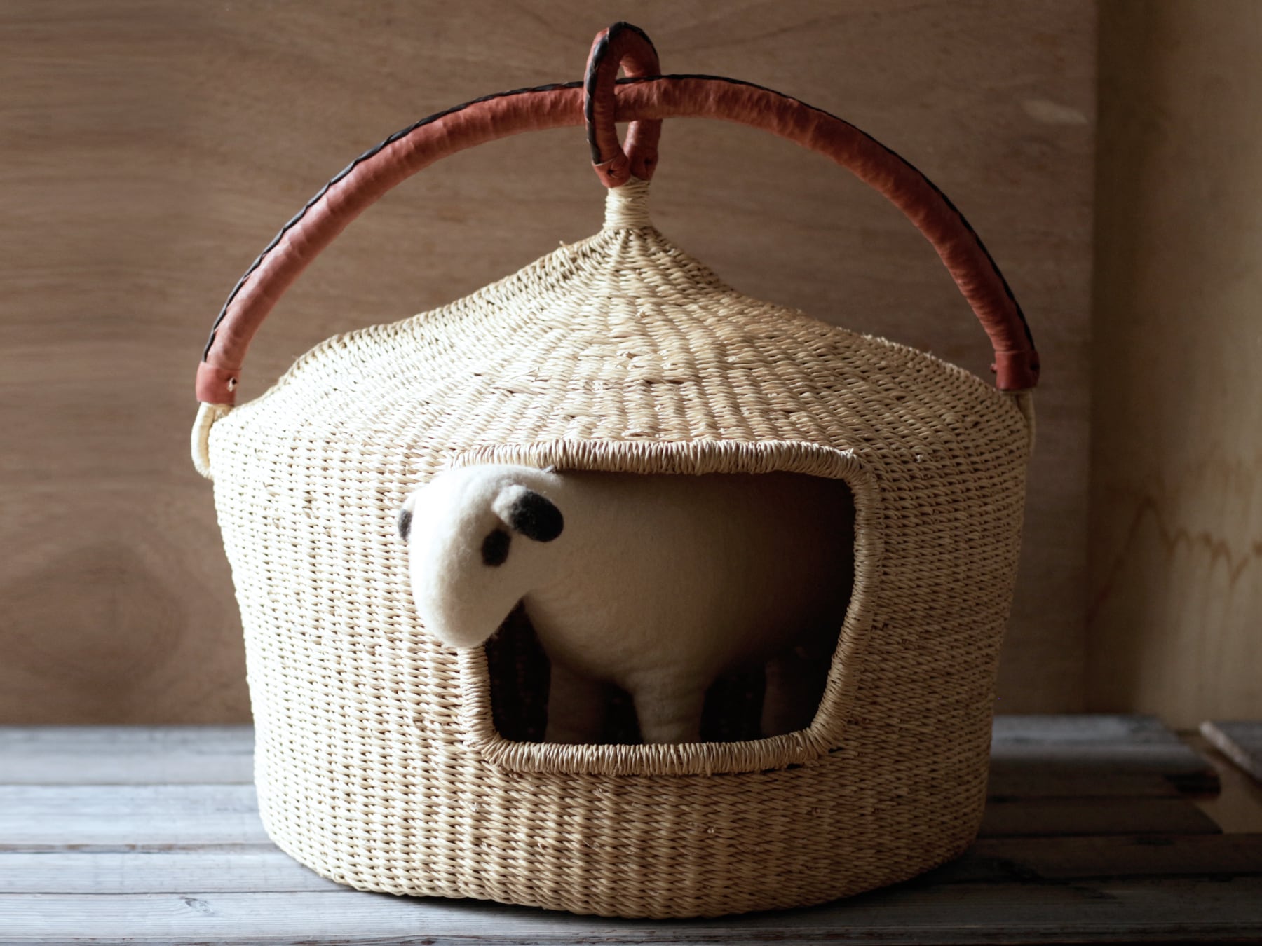 ボルガバスケット 猫ちぐら(展示・新古品) Bolga Cat House / ねこちぐら | daladala.