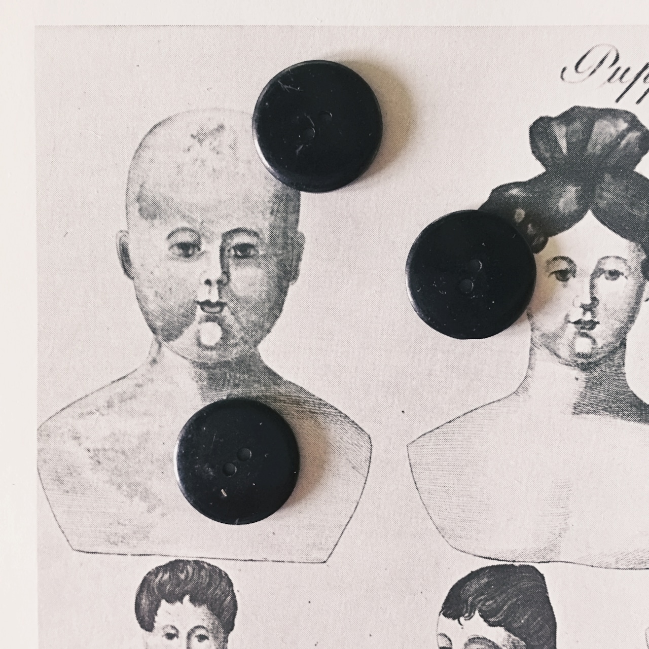 フランス 1900s 幾何学の黒花とgalalithe製ボタンセットd アンティーク
