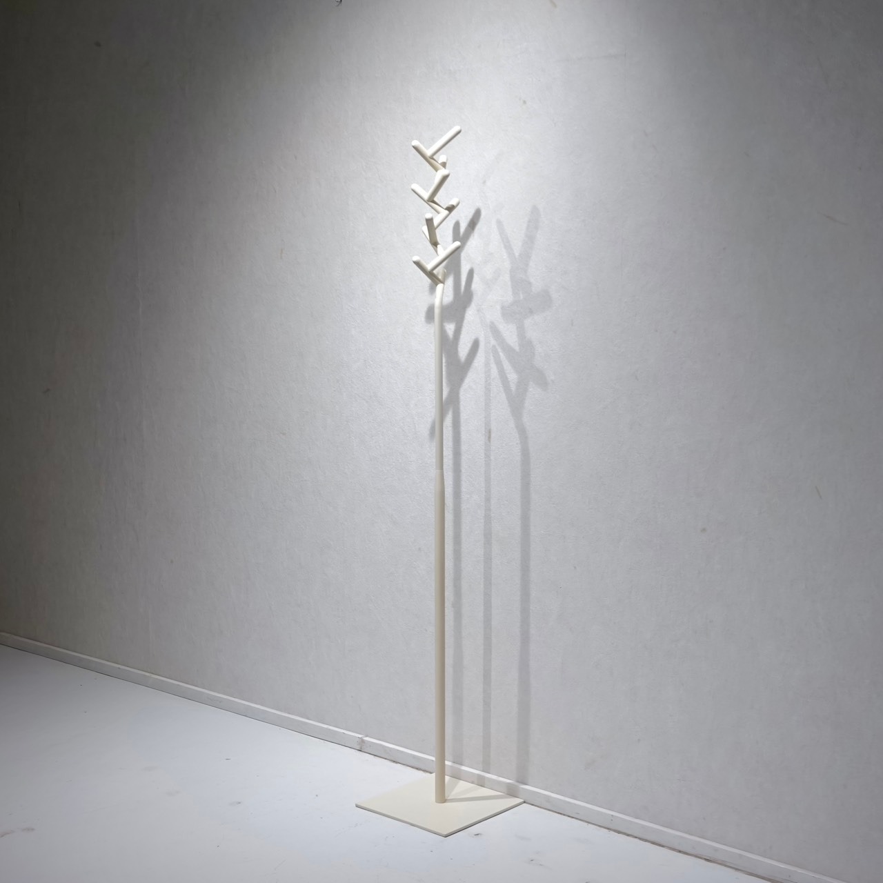 Mattiデザイン コートハンガー ポールハンガー コートスタンド 洋服掛け カバン掛け ホワイト モダン 北欧 ミニマル