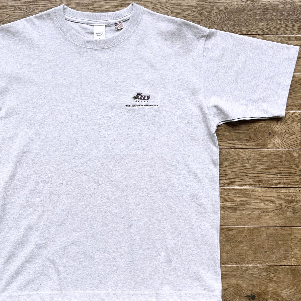 J.S. Utah Jazz ロゴ 刺繍 Tシャツ（ライトグレー）