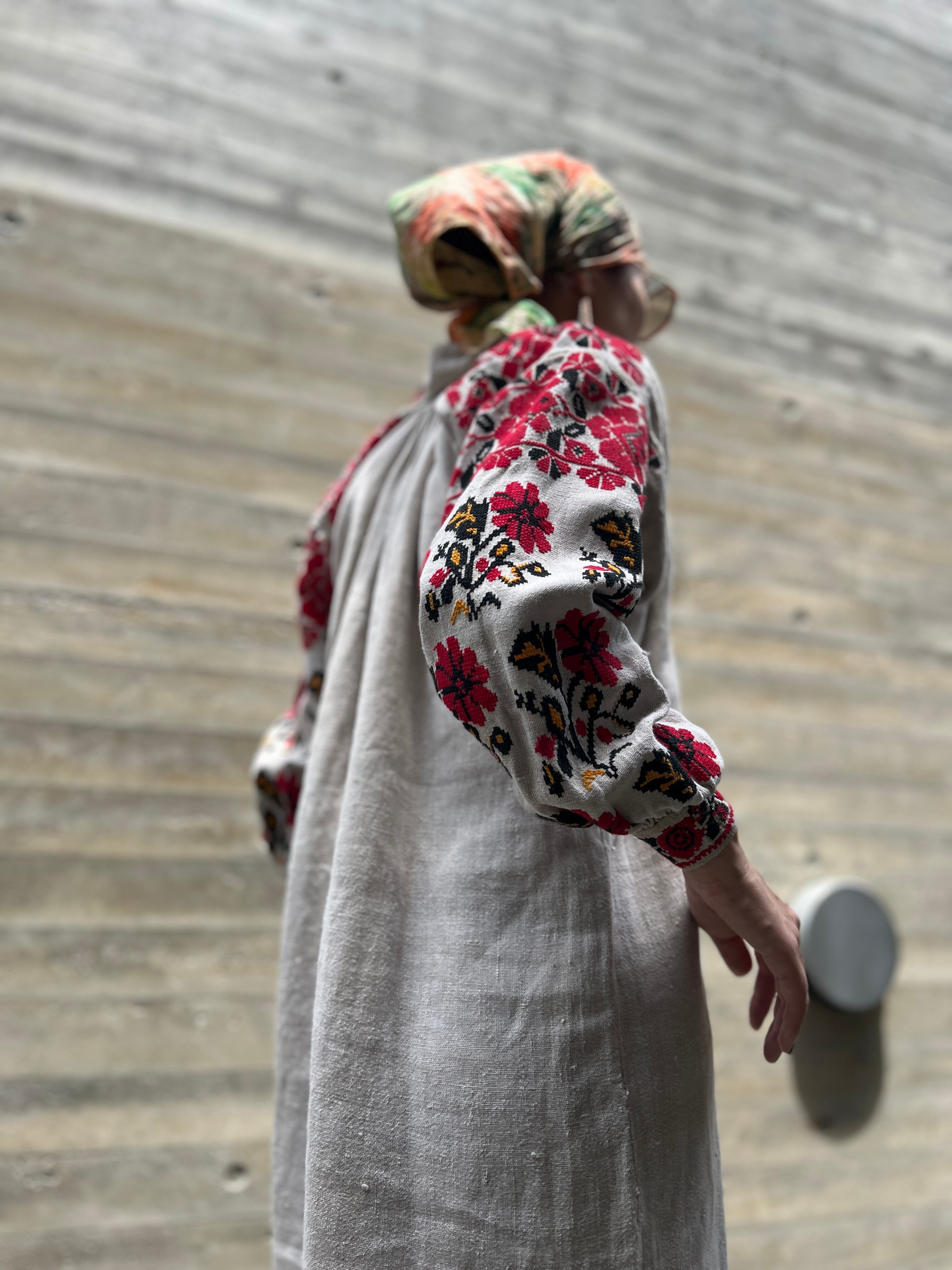Vintage Ukraina floral × people embroidery linen dress