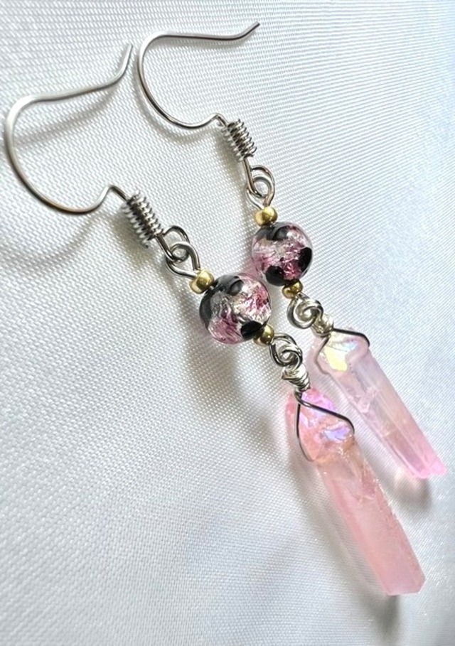 氷柱水晶とホタルガラス【蓄光】のピアス　ー耳元に咲く、クリスタルピンクー