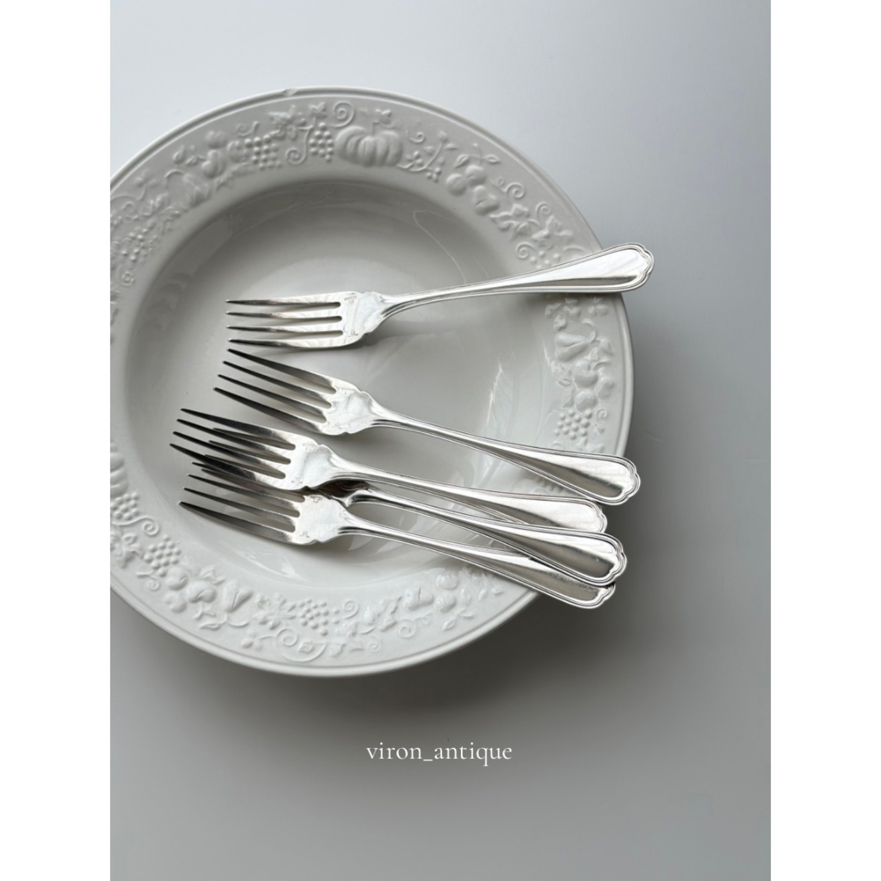 銀の持ち手に美しい黄銅のナイフとフォーク（デザート