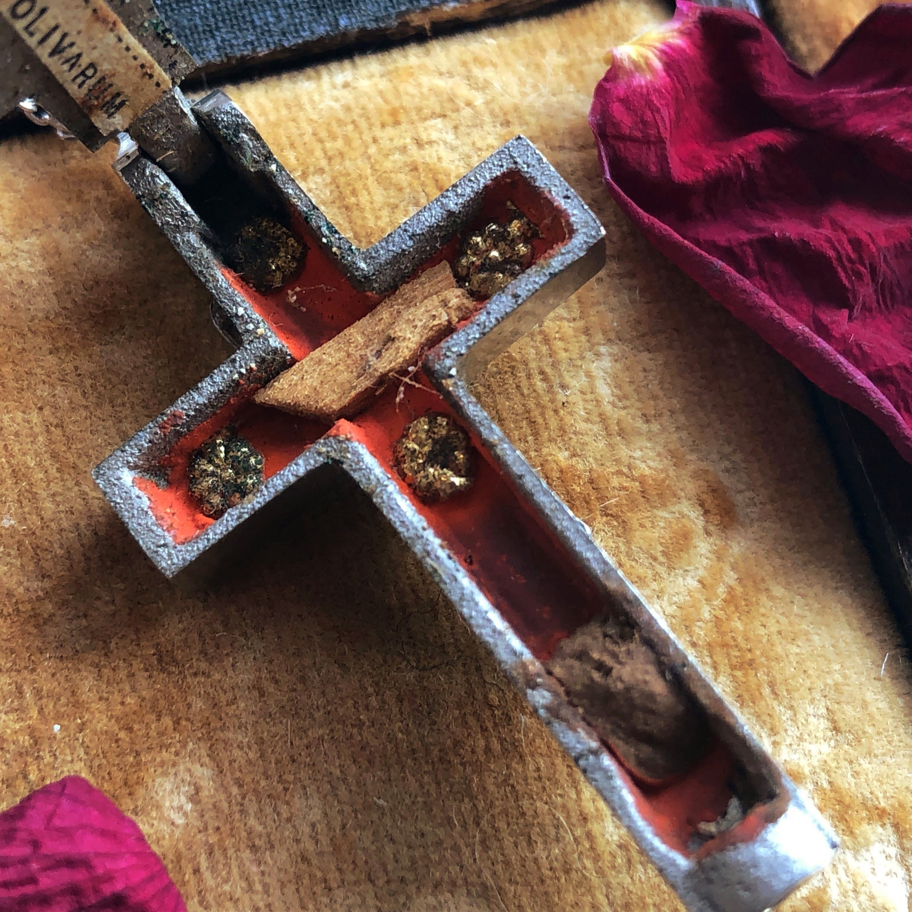 十字架 ロザリオ キリスト 手彫り貝ビーズ マザーオブパール 聖遺物 ⁄K208