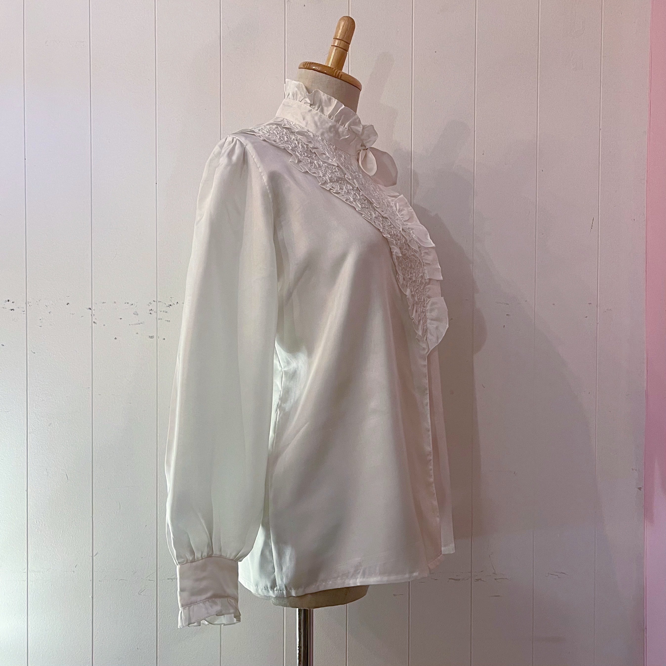 triangle frill mini scarf white blouse