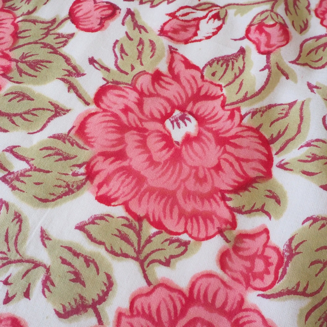 ブロックプリント生地【50cm単位】インド綿 ローズ柄 白×ピンク #25910-PK1