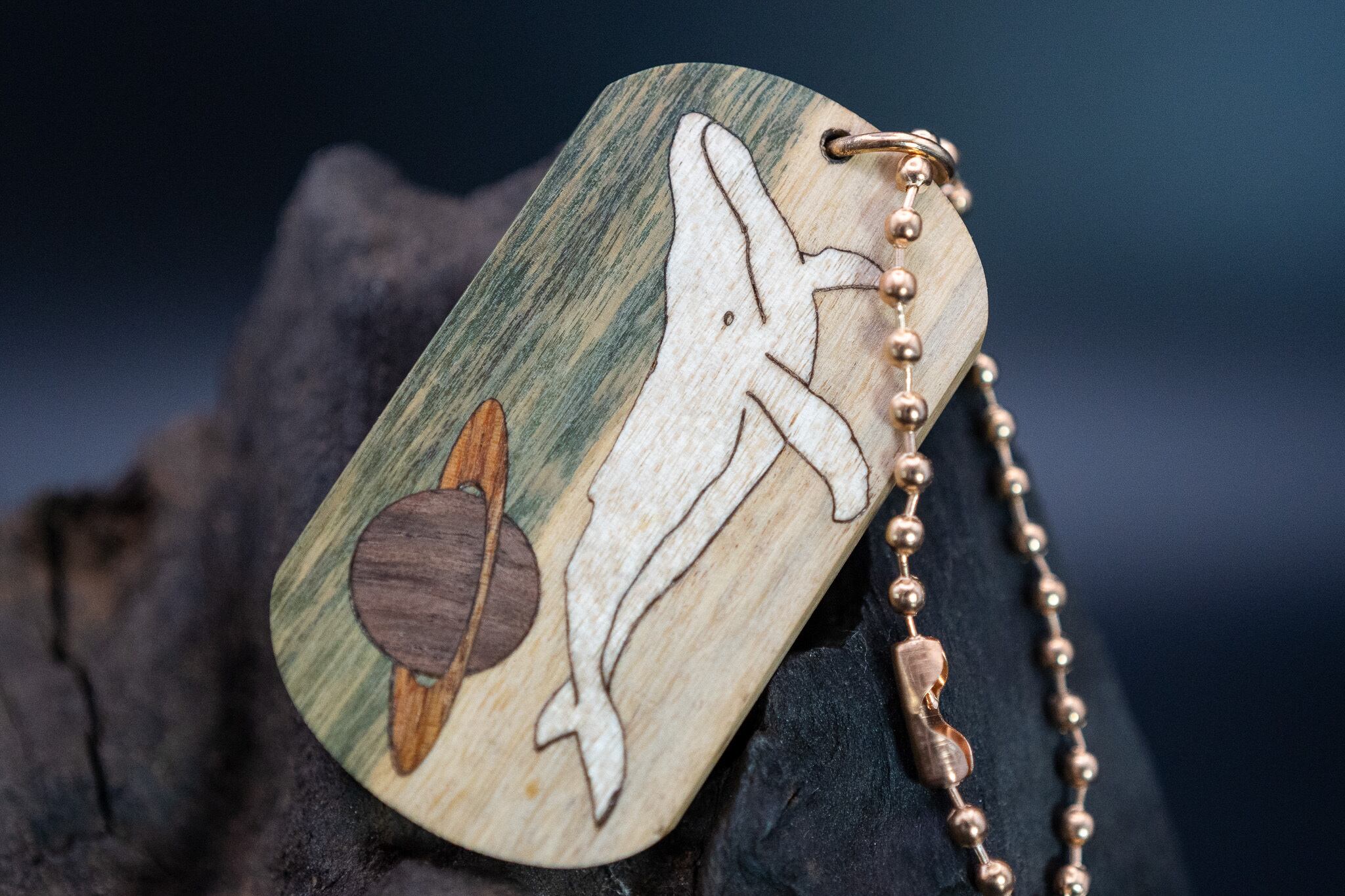 【翡翠の木】 パロサント ドッグタグ 象嵌 勇魚と惑星