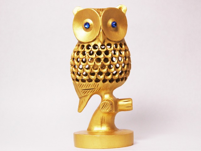 フクロウ 置物 金色 二重透かし彫り 彫刻 縁起物 金運を呼ぶ金の鳥