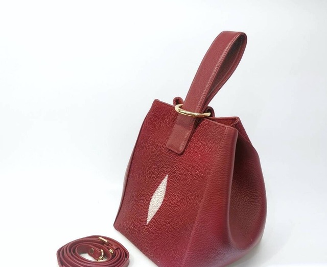 スティングレイ エイ革 牛革 ハンドバッグ　赤