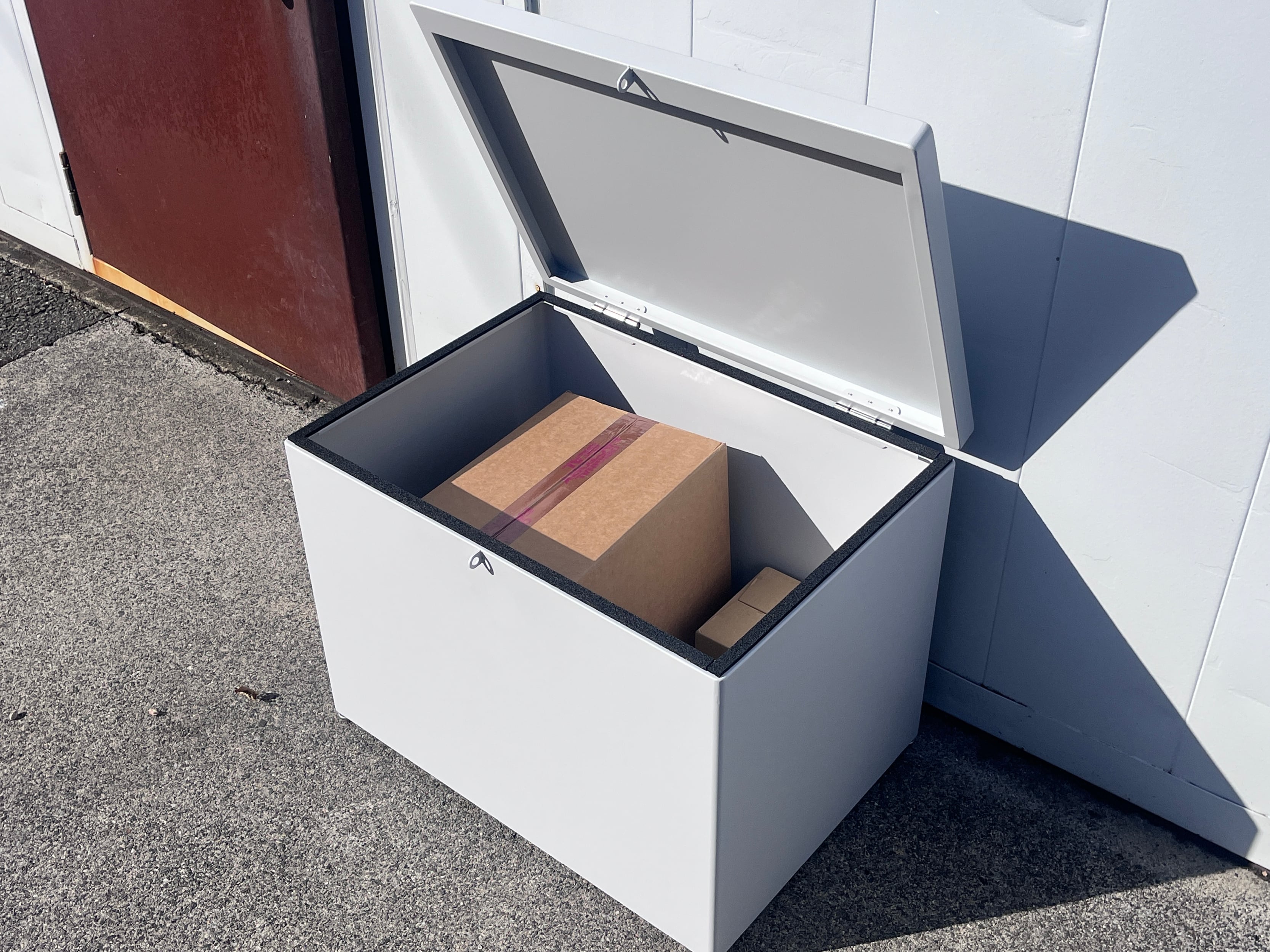 ベンチ型宅配ボックス takubo（色:カーディナルレッド） | reongifu