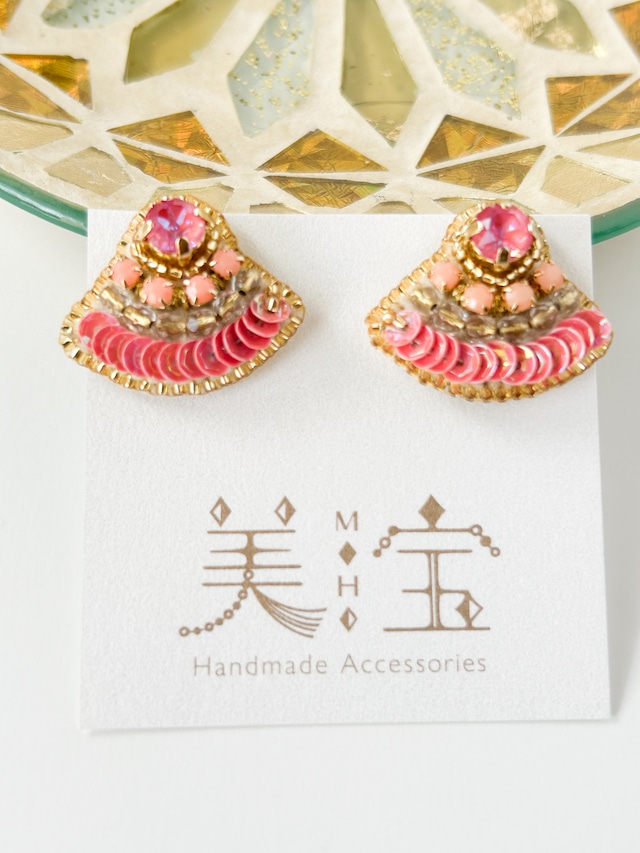 【新色】扇のイヤリング　ピンク　サージカルステンレス金具