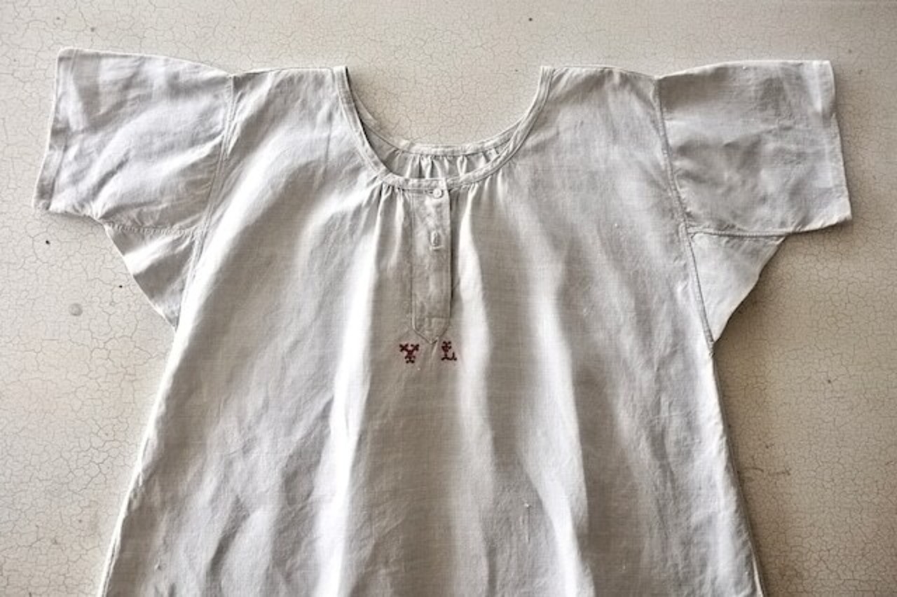フランス 1900s 手織リネン 装飾的モノグラムと緩やかなワンピースa アンティーク
