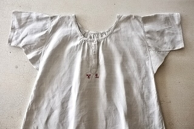 フランス 1900s 手織リネン 装飾的モノグラムと緩やかなワンピースa アンティーク