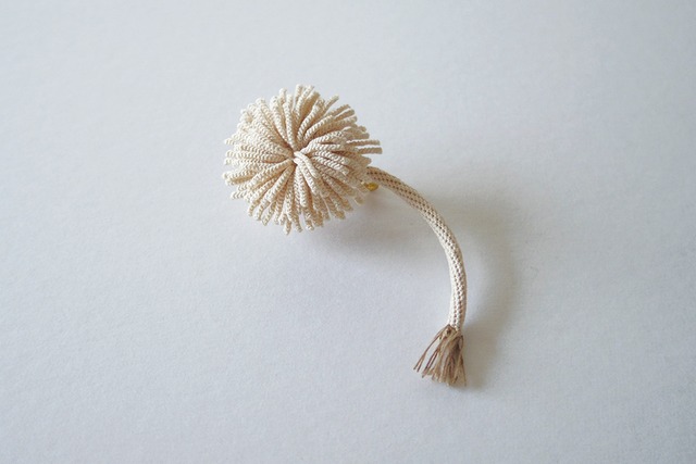 flower tail 01 / ecru / brooch