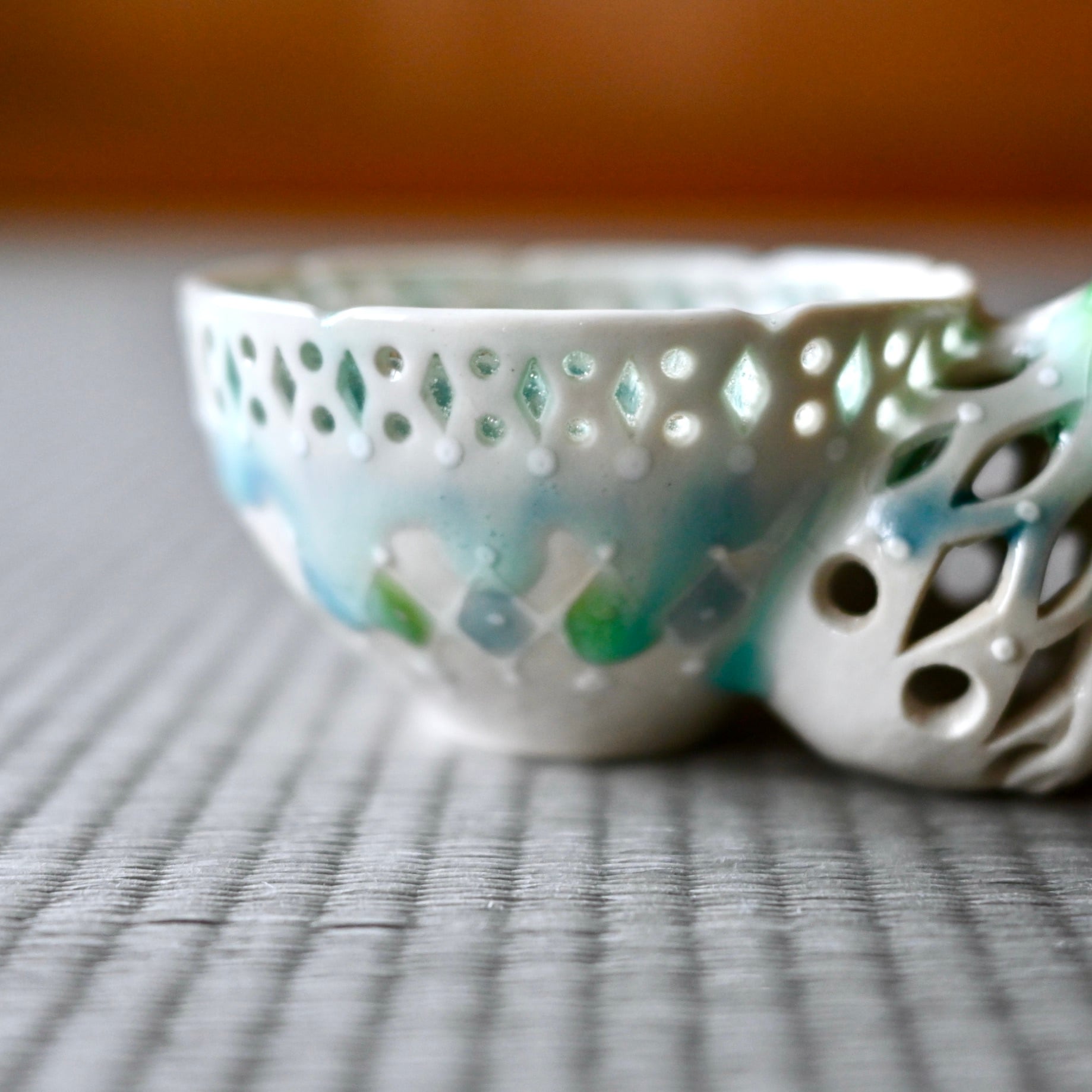 09.カエル蛍手ぐい呑み | 陶工房 みかガマ ＊ のぐちみか