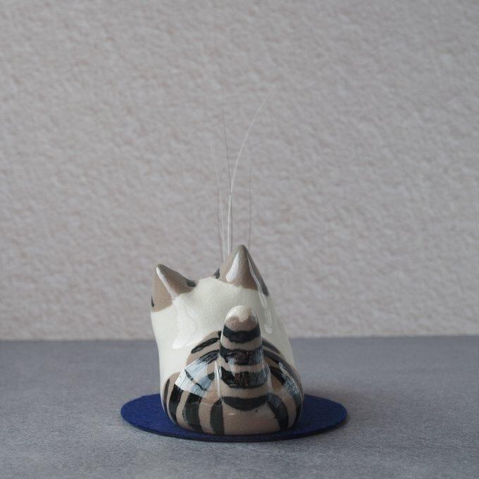 青と白の猫の陶器、かわいい表情で癒される。枕としても使える。 青と白の猫の陶器、かわいい表情で癒される。枕としても使える。
