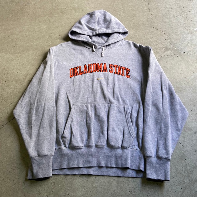 NIKE ナイキ OKLAHOMA STATE スモールスウォッシュ カレッジロゴ 刺繍 