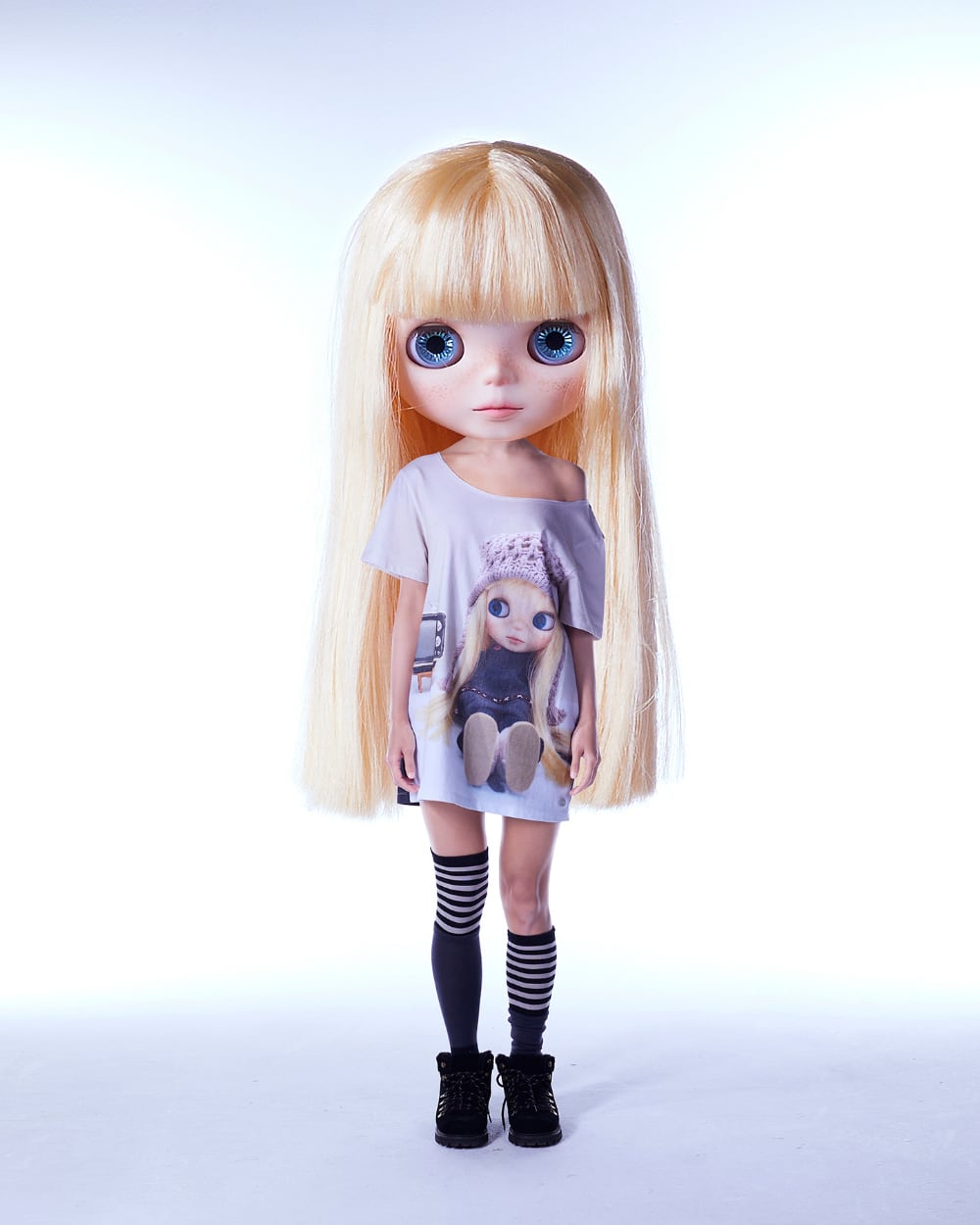 ☆[RESELL][COYSEIO] COYSEIO X BLYTHE GRAPHIC ONE PIECE CHARCOAL