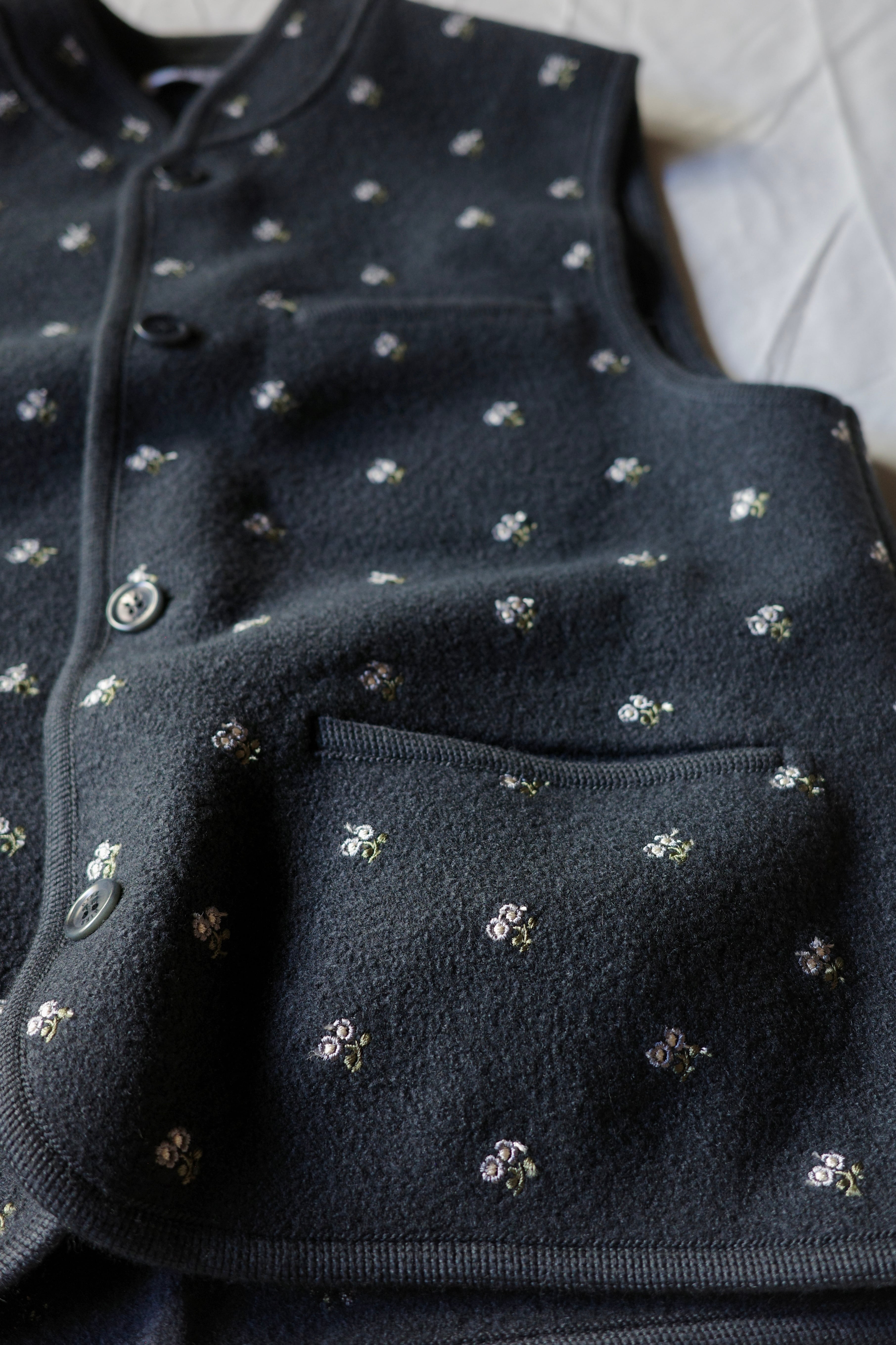 RIER【WALKER GILET -PLOMBE FLOWERS DENSE- 】 | lloomm