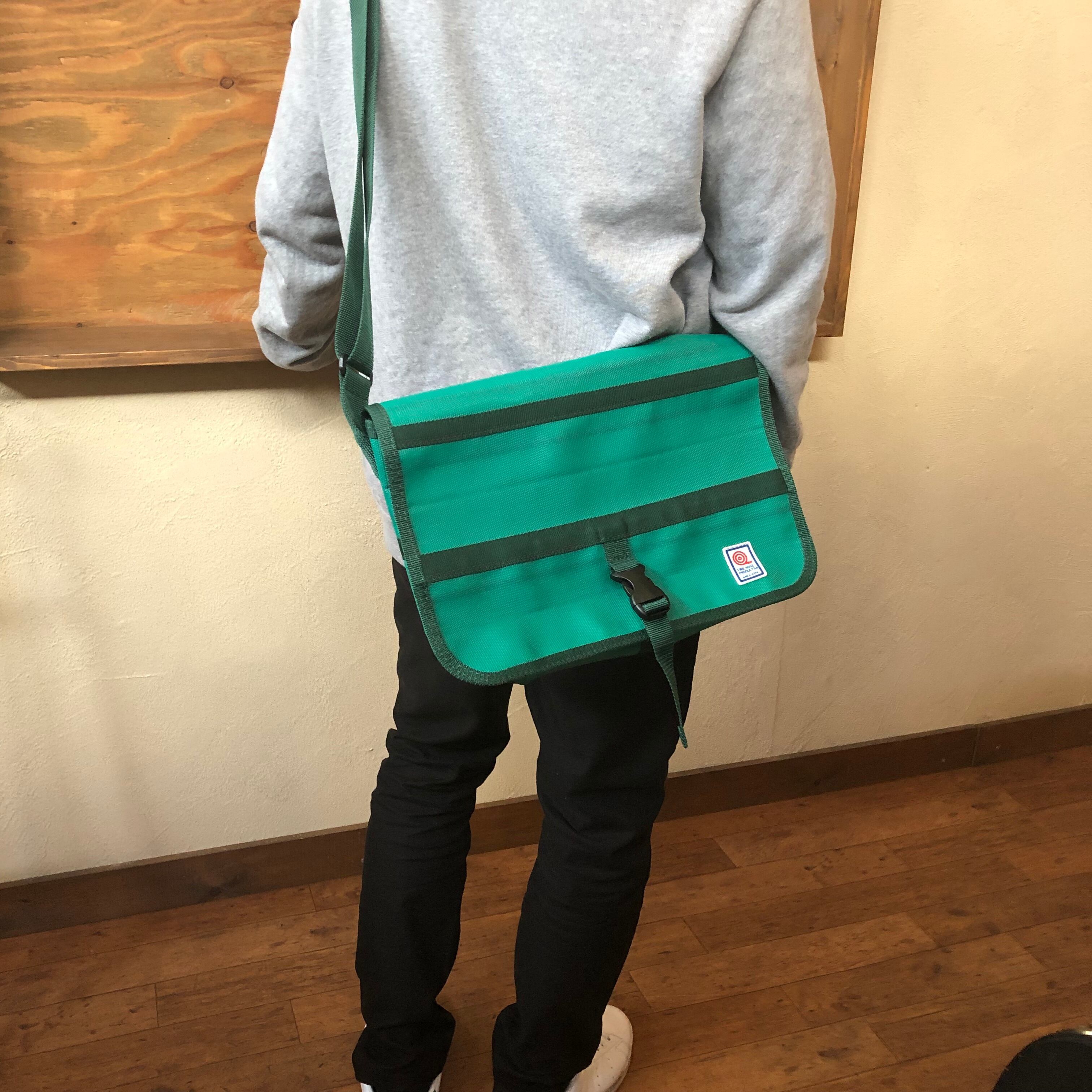 DIESEL メッセンジャーバッグ ダークグリーン ポケットにロゴ DIESEL メッセンジャーバッグ ダークグリーン ポケットにロゴ