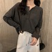 トップス カットソー ニットソー 白トップス ショート丈 袖あり 長袖 ドロップショルダー ラウンドネック リブ 伸縮性 ボタン シンプル カジュアル ラフ ルーズ 無地 春 秋 10代 20代 30代 40代 50代 60代 レディース 女性用 ママ 学生 通学 お出かけ 休日 着回し 普段使い 楽ちん 定番 ゆったり ゆる 白 ホワイト 黒 ブラック