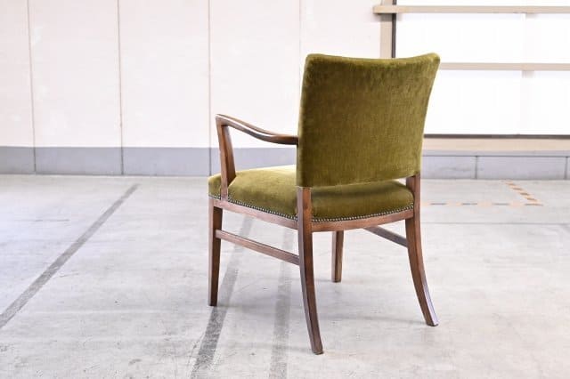 オリーブグリーンファブリックの木製アームチェア　アンティーク　ビンテージ オリーブグリーンファブリックの木製アームチェア アンティーク