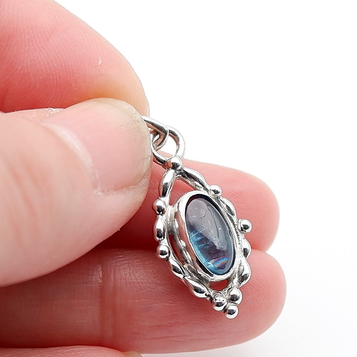 シーグリーンカイヤナイトのデザインペンダント ～深き森の泉～ 天然石