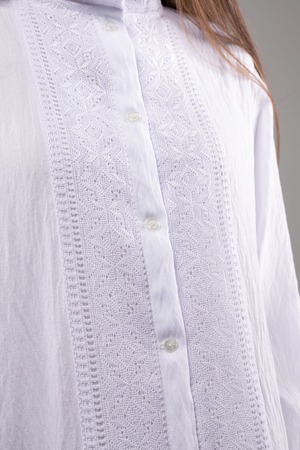 ウクライナ刺繍ヴィシヴァンカ グラージュ・ニジンカ（平行縫い）　シルク手刺繍　シャツ　麻　レディース・フリーサイズ