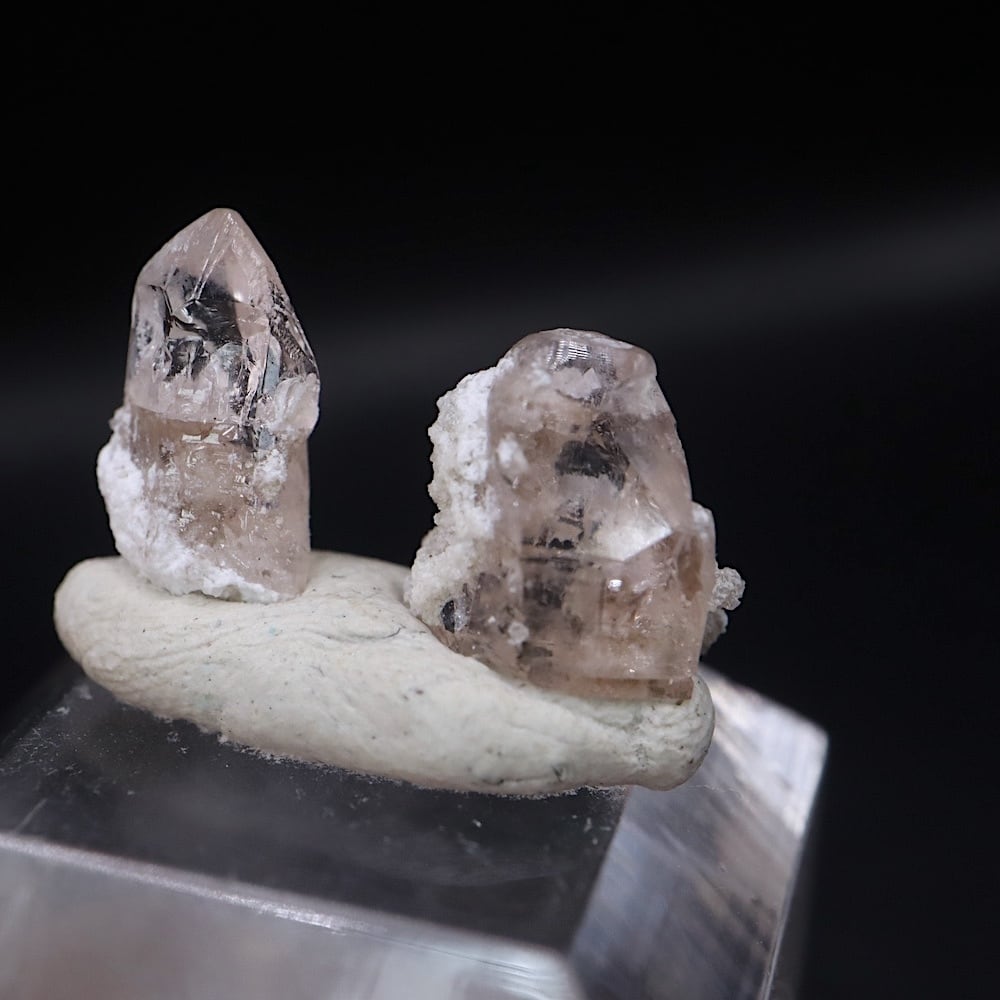 希少ポンバ鉱山ピンクトパーズ共生クォーツ　鉱物標本　原石　水晶共生 2結晶・超レア！ピンクトパーズ 計0.7g 原石 TZ466 鉱物
